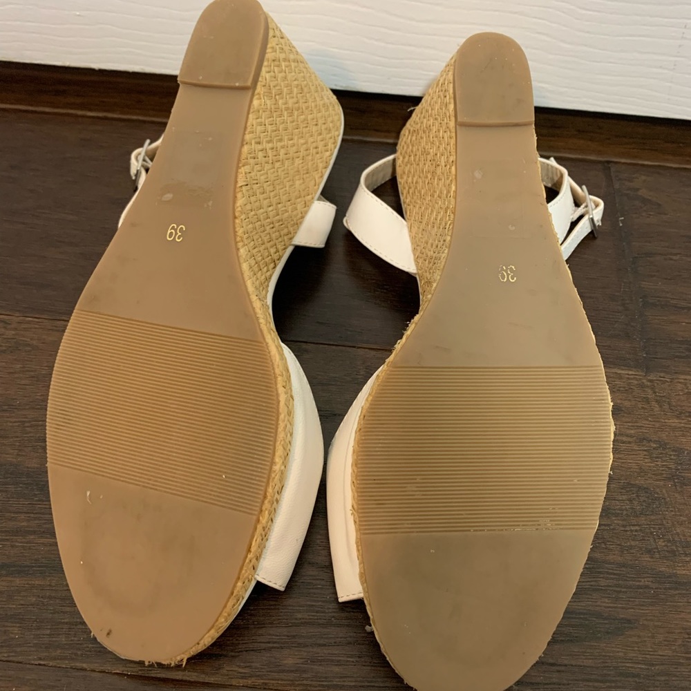 le Chateau summer wedges - Picture 2 of 3
